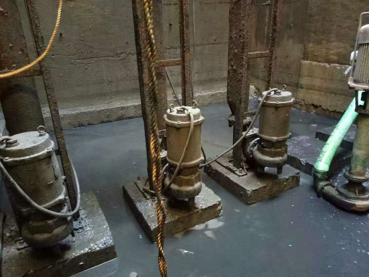 坡心镇污水池清理