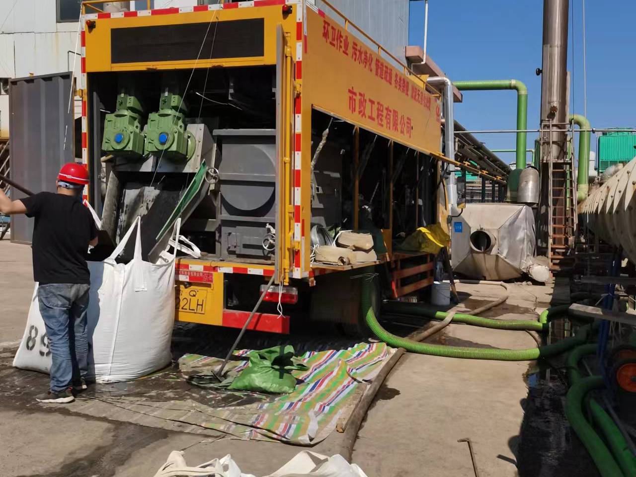 坡心镇淤泥压干处理